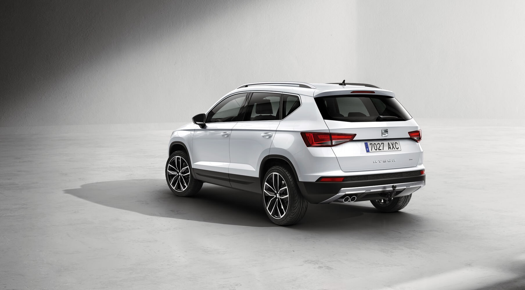 Nya SEAT Ateca SUV 2021 nevada white sedd snett bakifrån