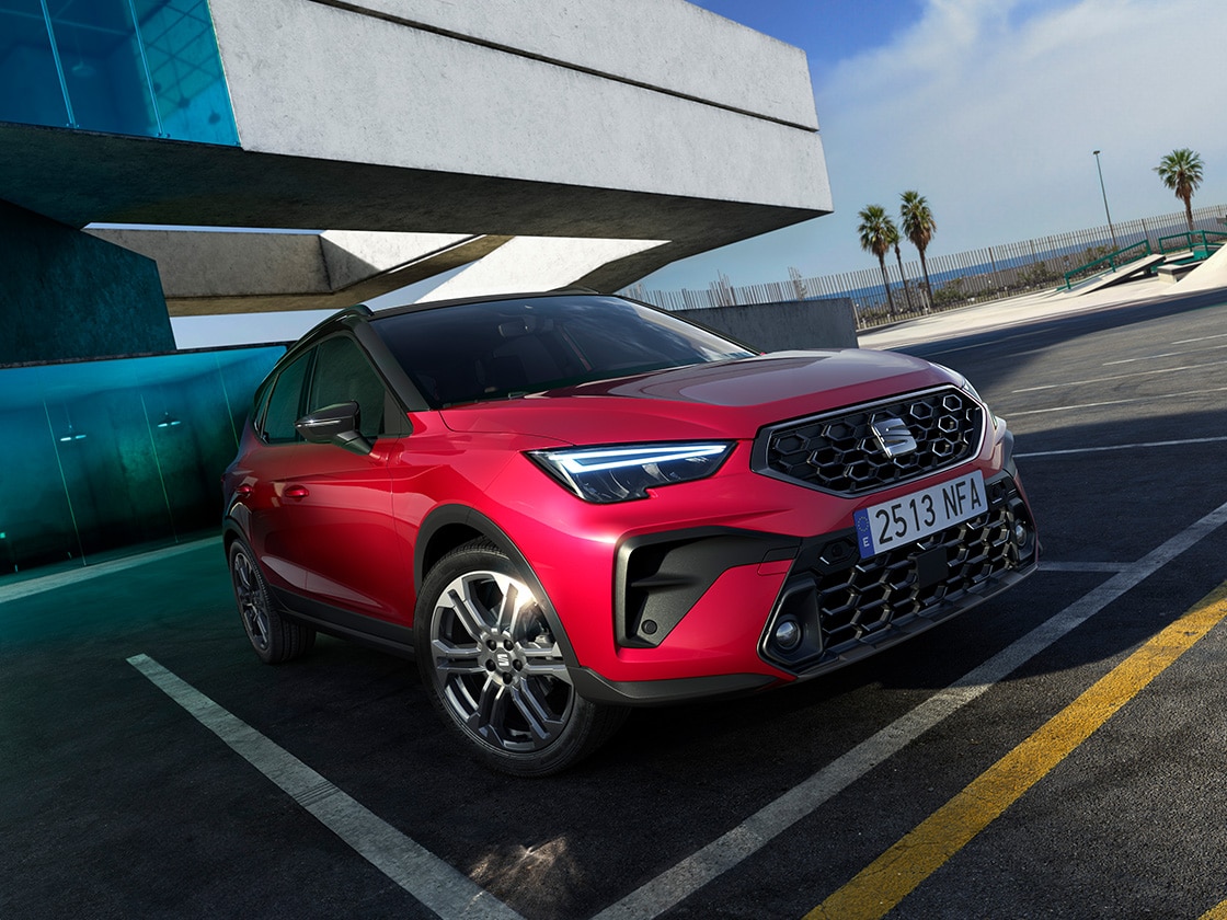 SEAT Arona sedd från sidan parkerad utomhus