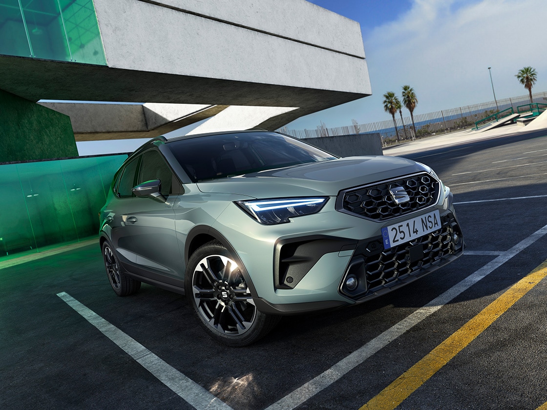 Tidlös SEAT Arona-design parkerad utomhus på en parkeringsplats