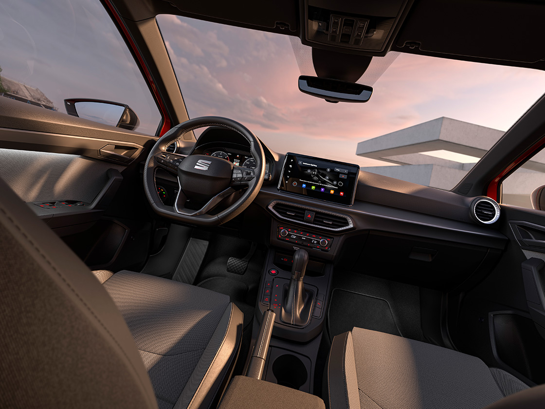 Interiörvy av SEAT Ibiza med detaljer som klädsel. 