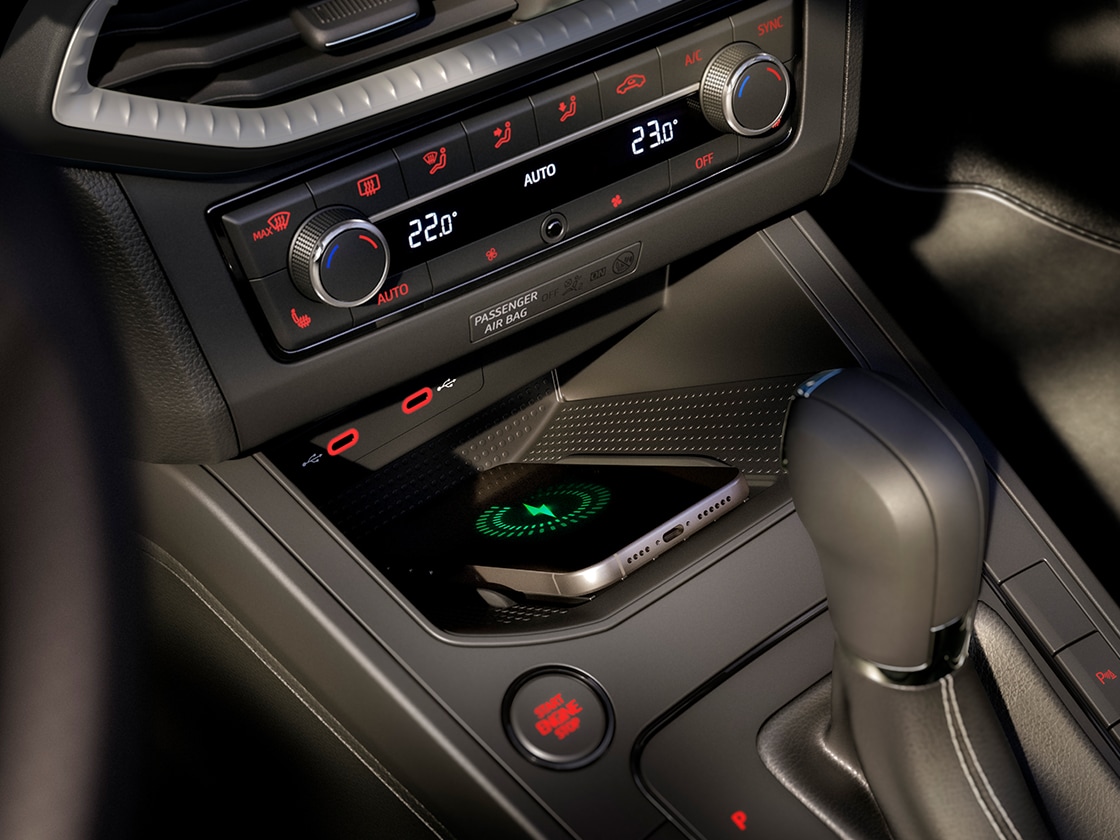 Interiörvy av  SEAT Ibiza som även innehåller avancerad teknik, som anslutningsboxen, som styrs från mittkonsolen 