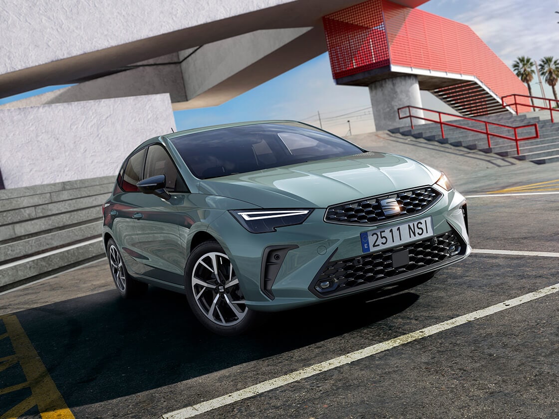 Sidovy av Ibiza parkerad utomhus 