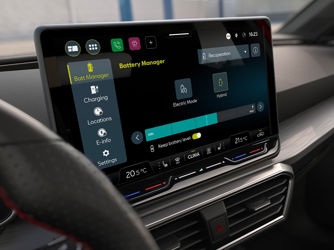 Seat leon sportstourers navigationssystem på den centrala pekskärmen. CONNECT Plus tillhandahåller realtidsuppdateringar och onlineanslutning för navigationssystemet, vilket säkerställer en sömlös körupplevelse.