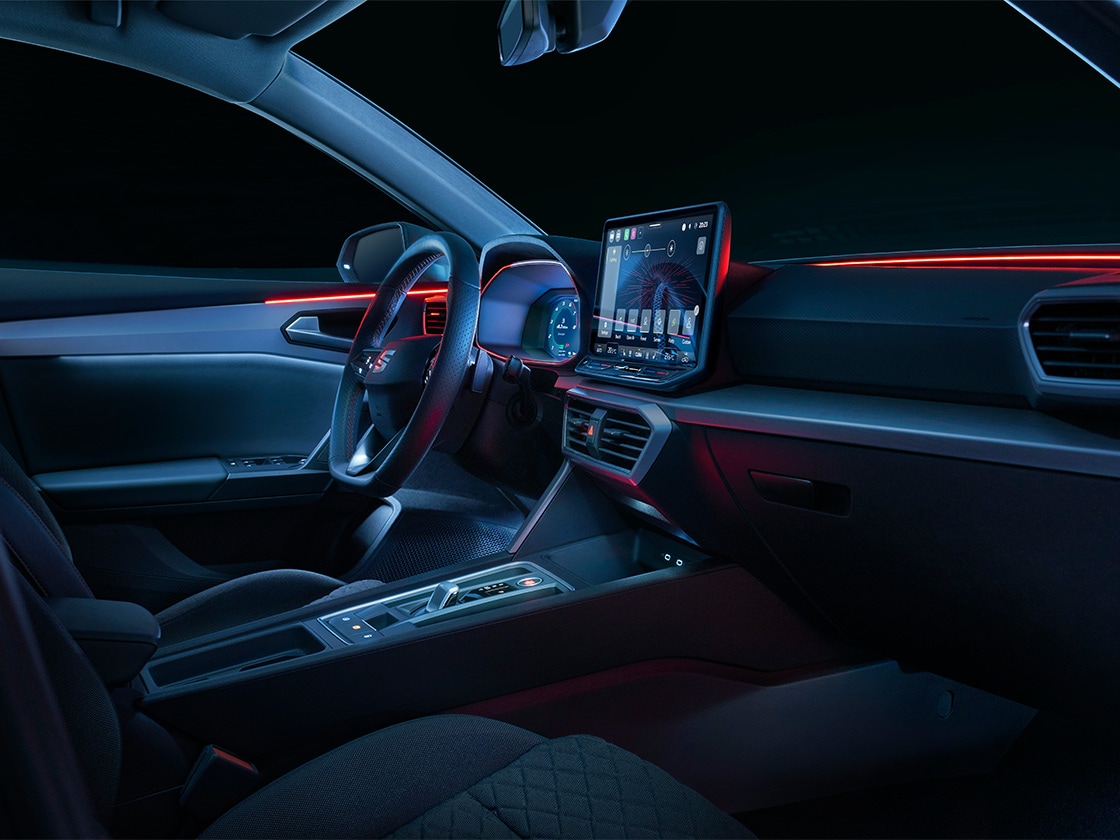 Omslutande LED-panelbelysning i sätet i Leon Sporttourer hatchback ger en cool design och säkerhetsfunktioner som varnar för öppna dörrar eller döda vinklar.