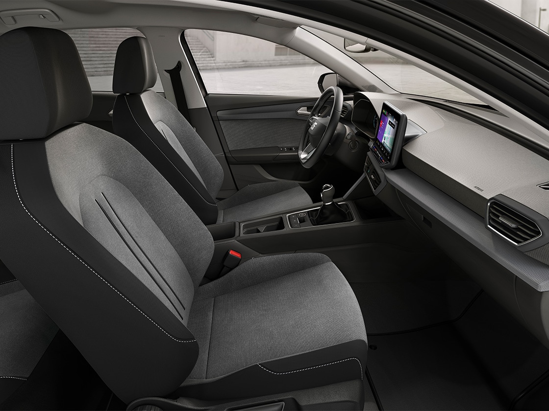Interiörvy av SEAT Leon med komfortsäten i tyg som ger en avslappnad och praktisk körupplevelse.