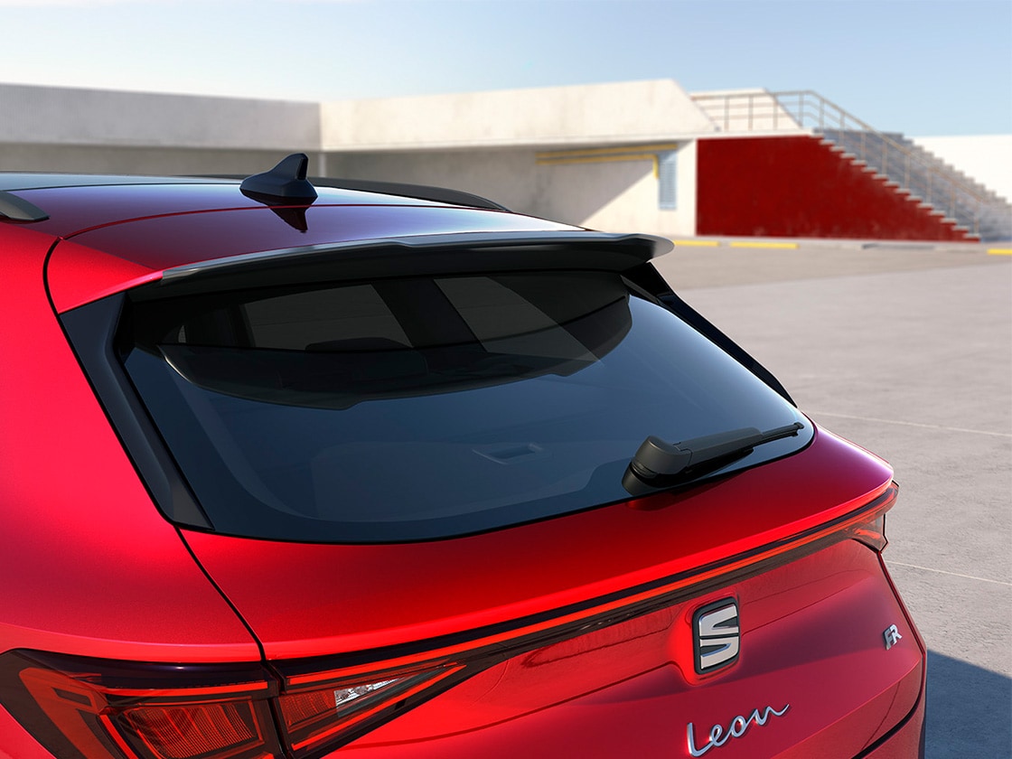 Röd SEAT Leon med sportig takspoiler som förbättrar aerodynamiken och prestandan för instegs- och avancerade modeller.