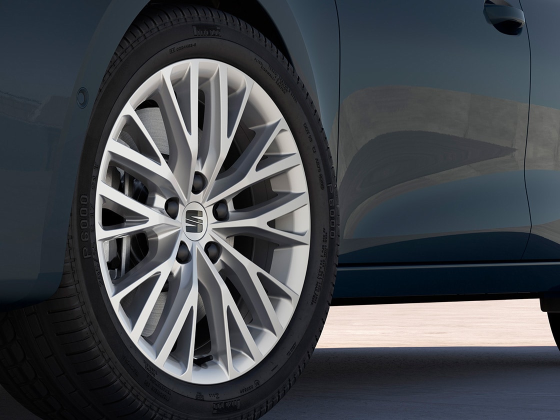 Dynamic 17 inch brilliant silver spoke alloy wheels with clean lines and a polished silver finish.