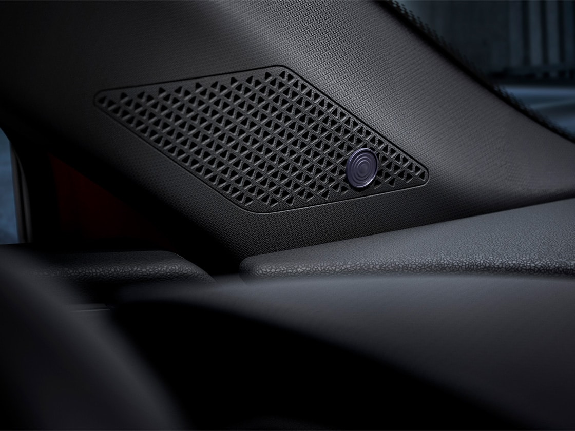 Närbild av en invändig högtalare som visar ett exempel på hur SEAT Sound System fördelar akustiken i bilen.