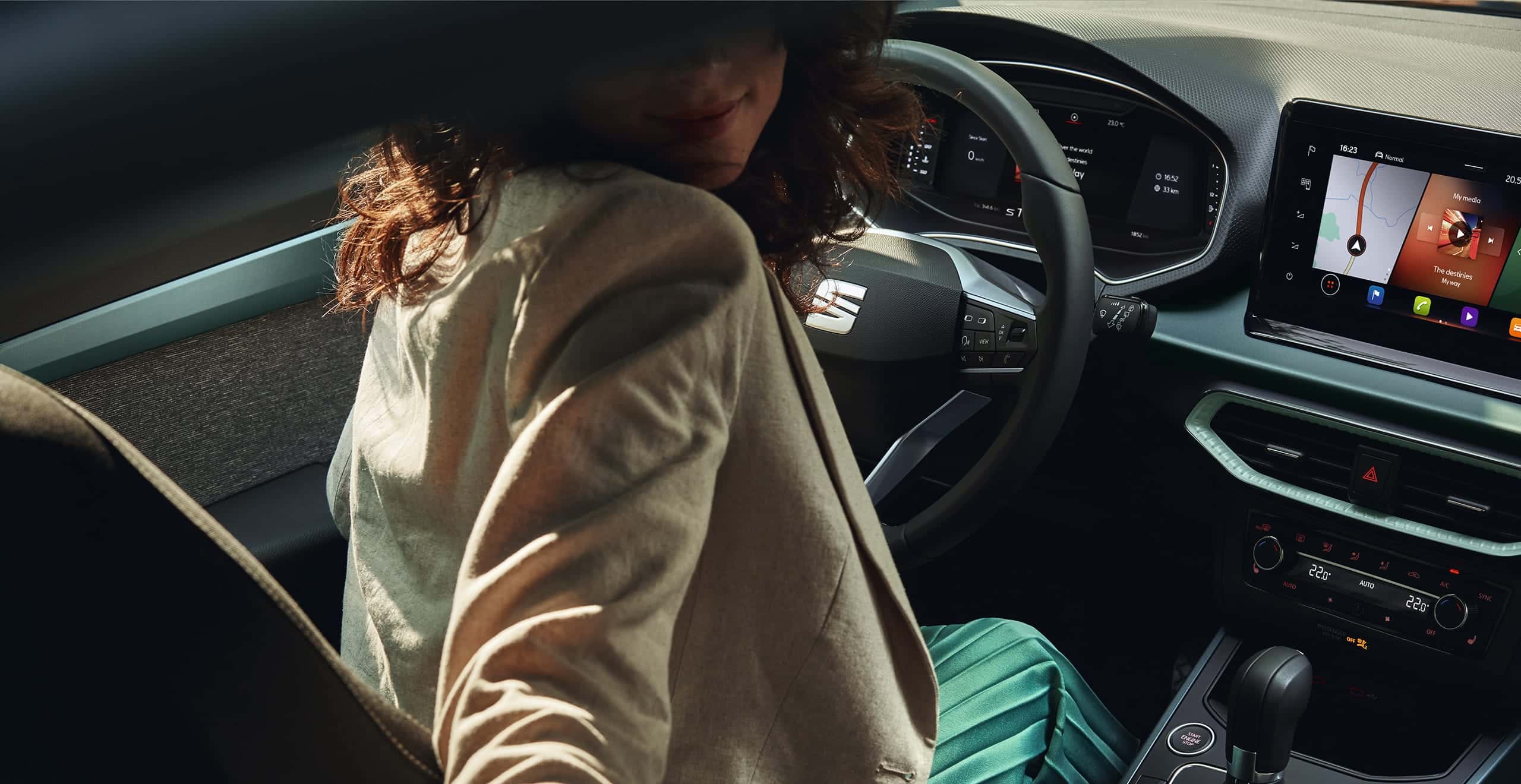 SEAT Arona interiörbild på en fristående pekskärm