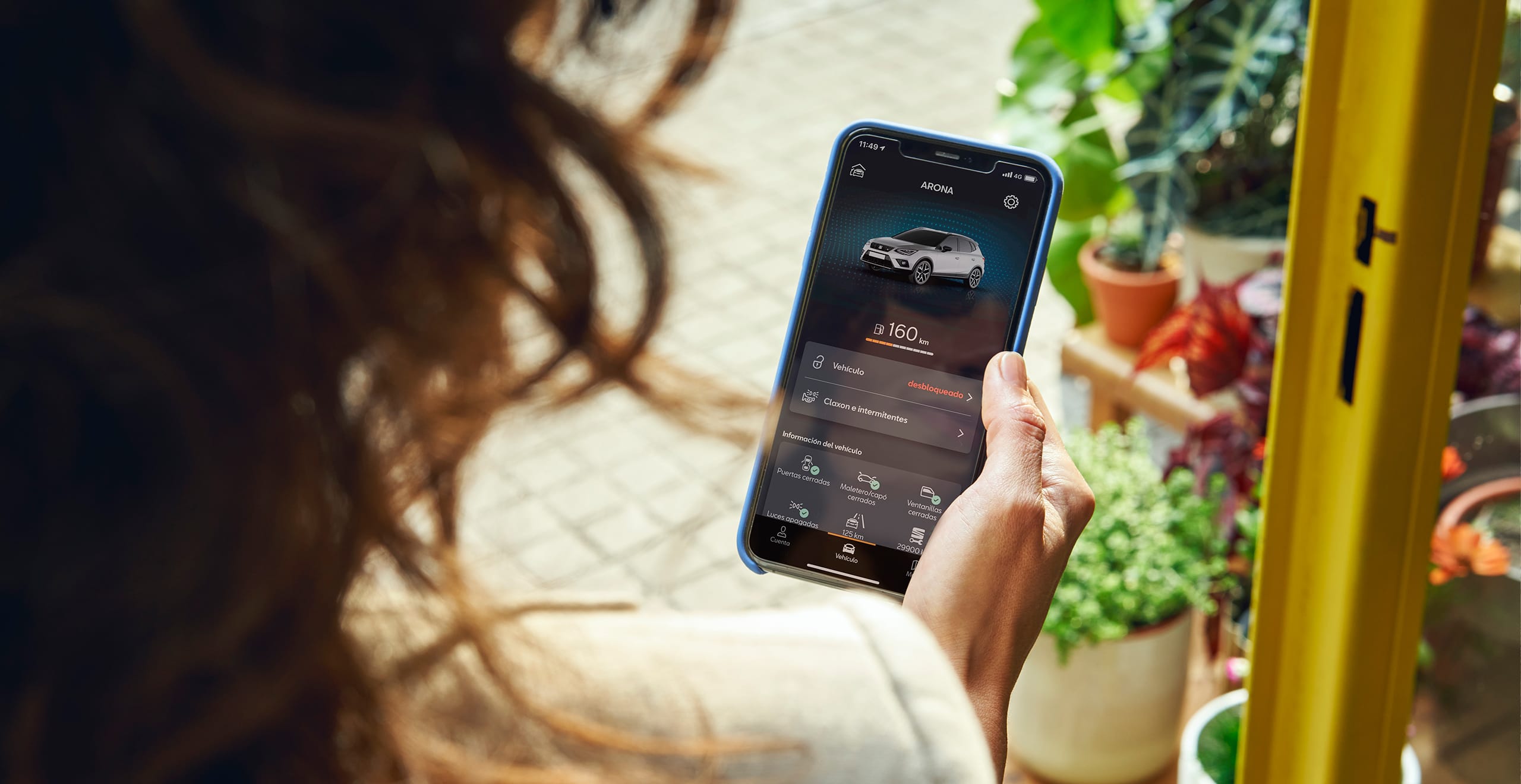 Kvinna som har sin smartphone uppkopplad till SEAT CONNECT