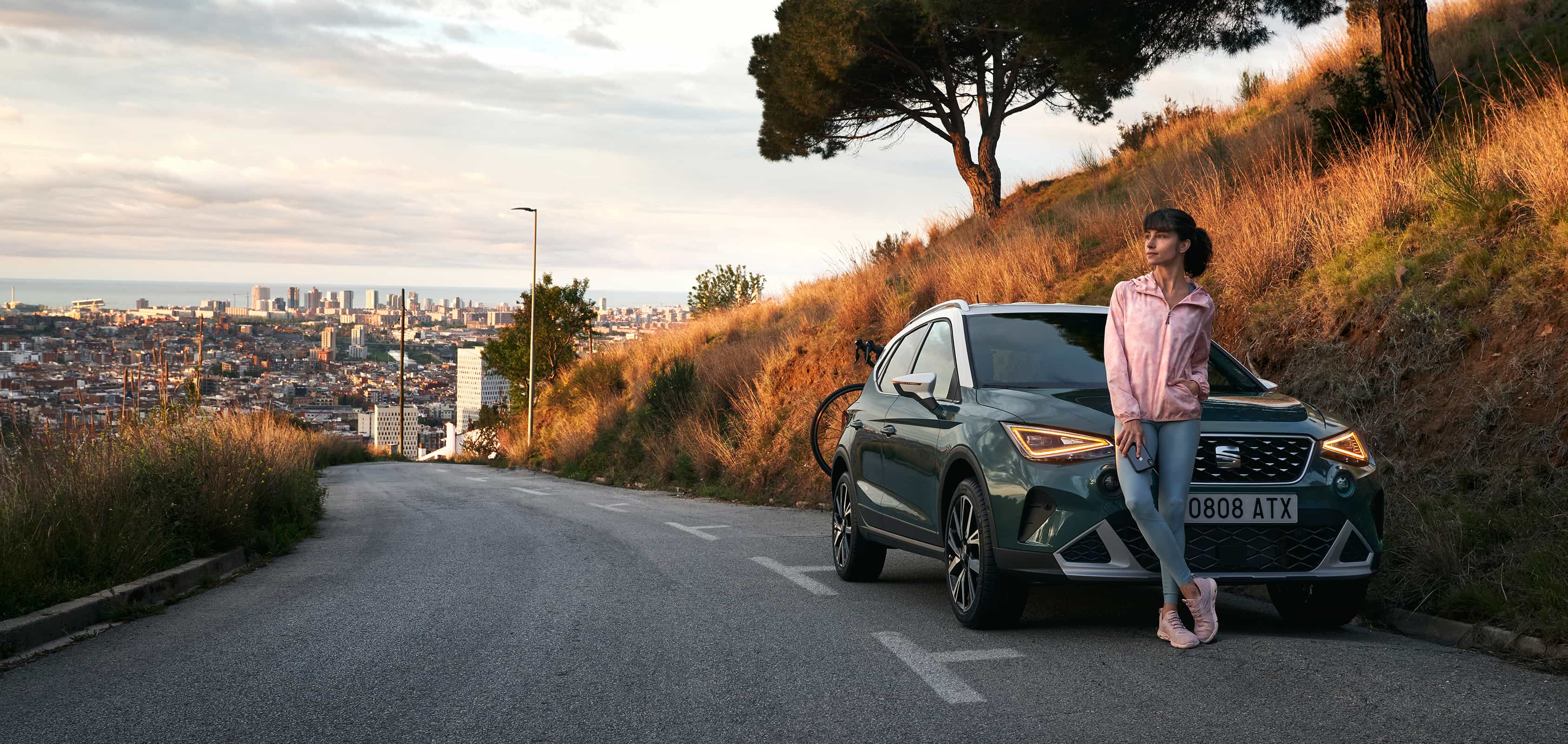 SEAT Arona i färgen dark camouflage med LED-belysning  
