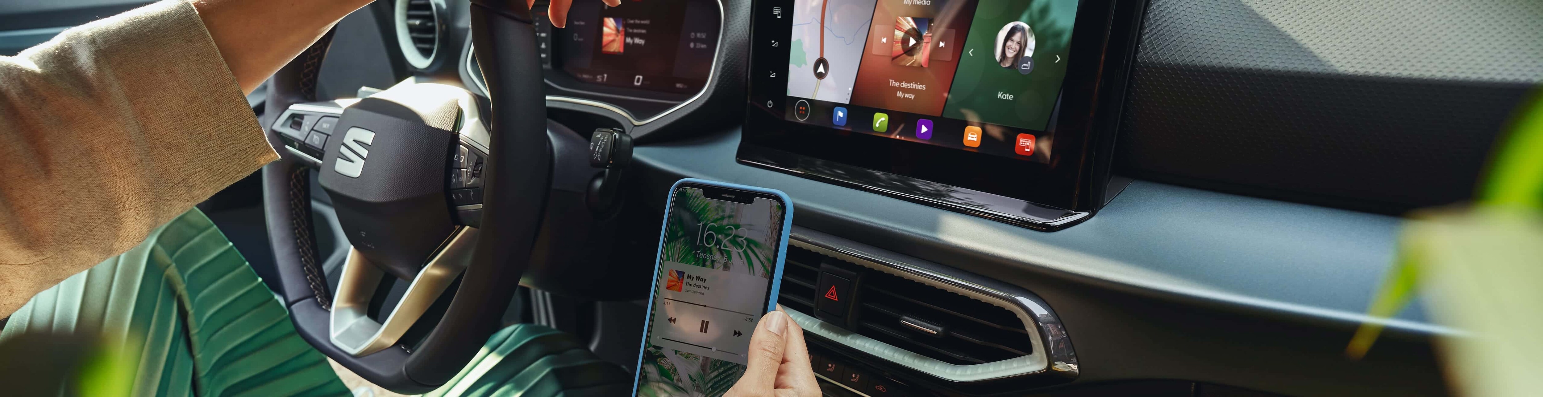 SEAT Arona interiörbild på ett infotainmentsystem med trådlös full link