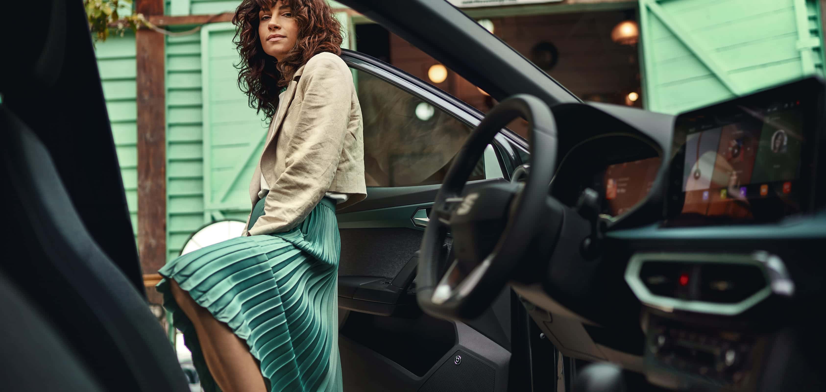SEAT Arona interiörbild på multifunktionsratten och infotainmentdisplayen