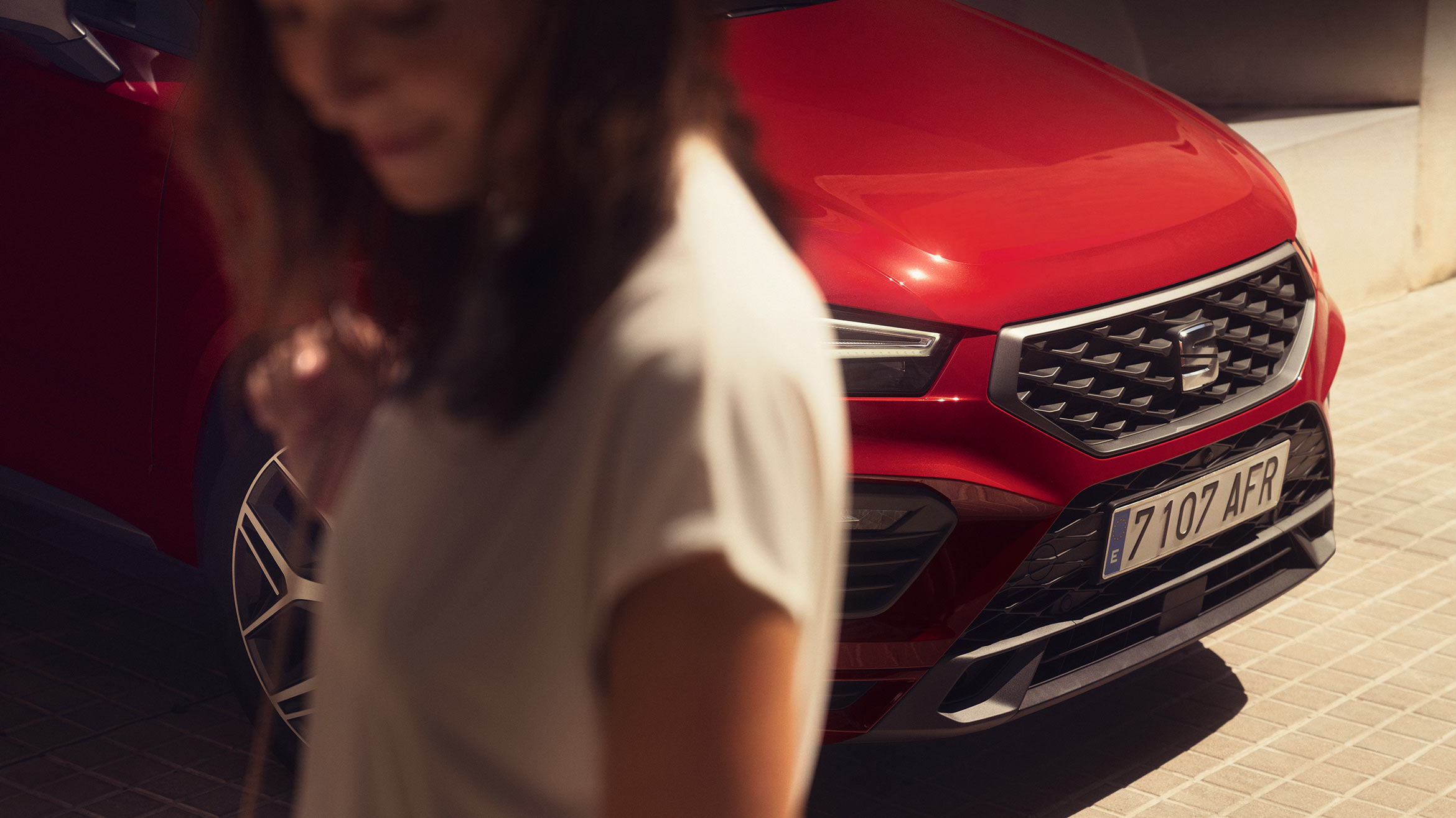 seat-ateca-mörkt-kamouflage-med-takbox