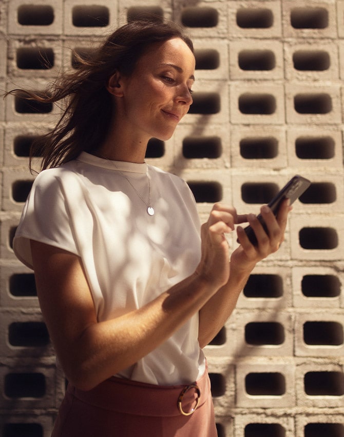 kvinna-med-sin-smartphone-ansluter-till-sitsen-ansluter