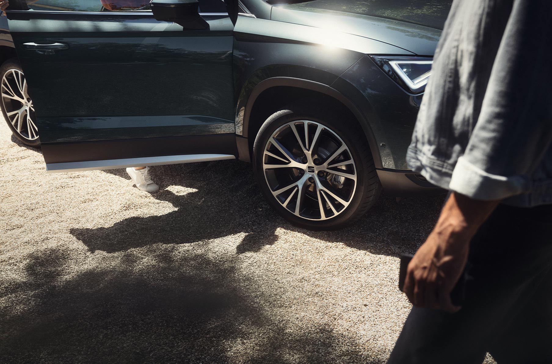seat-ateca-mörk-camuflage-kulör-med-19-maskiners-legeringshjul