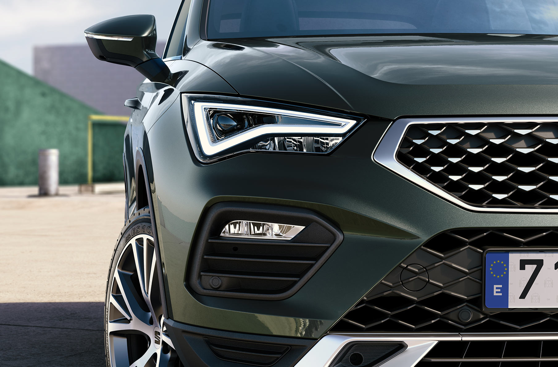 seat-ateca-mörk-camuflage-färg-med-front-led-headlines