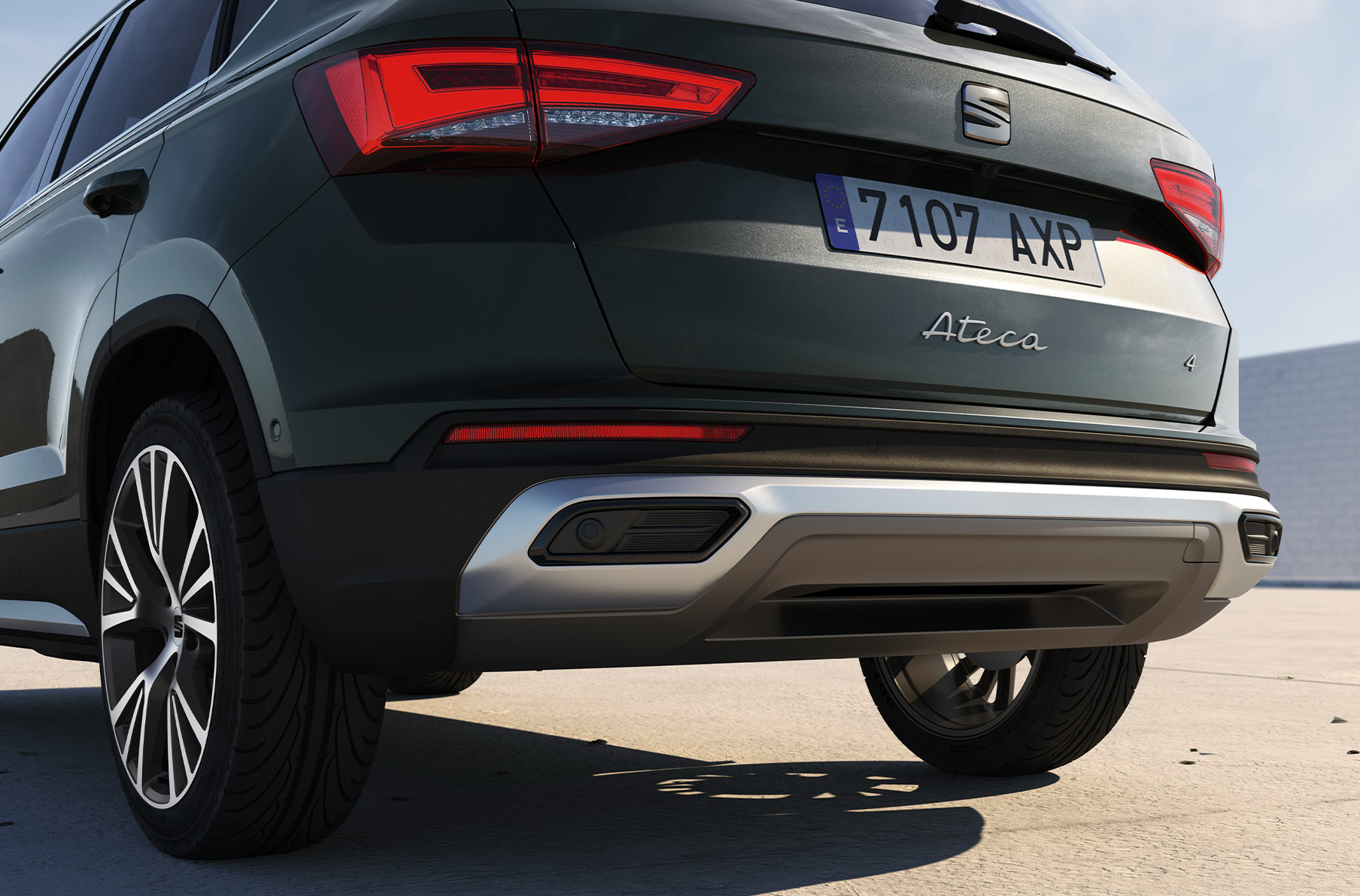 seat-ateca-mörk-camuflage-farg-med-bakre-avgasror