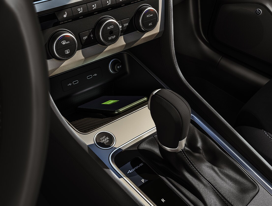 seat-ateca-växellspak-och-smartphone-trådlös-connect