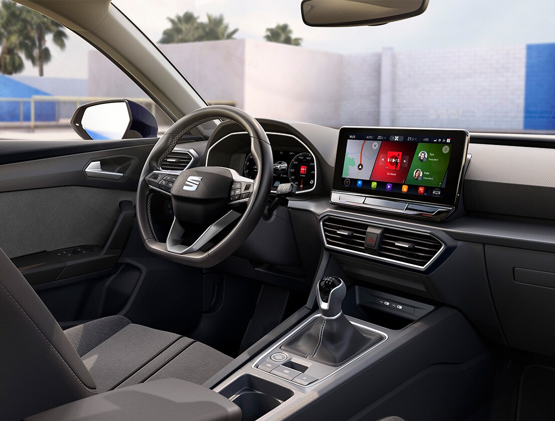 seat leon interiörbild på ratt och infotainmentdisplay