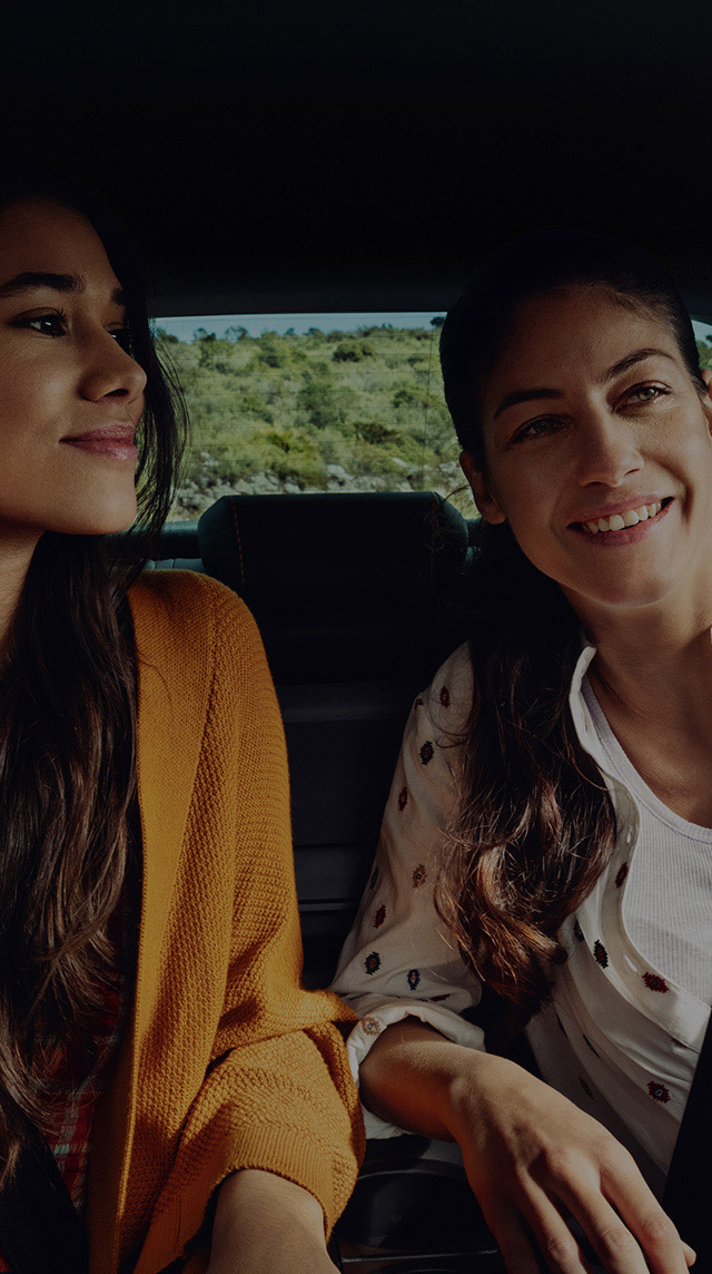 Två kvinnor sitter i baksätet på SEAT Tarraco
