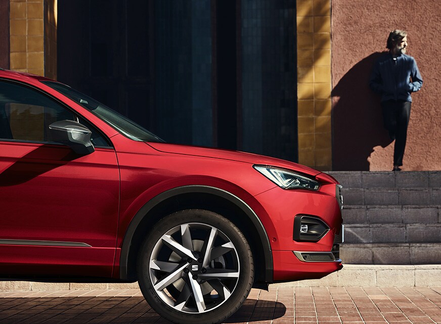Främre halvan av SEAT Tarraco i färgen Red med lättmetallfälgar