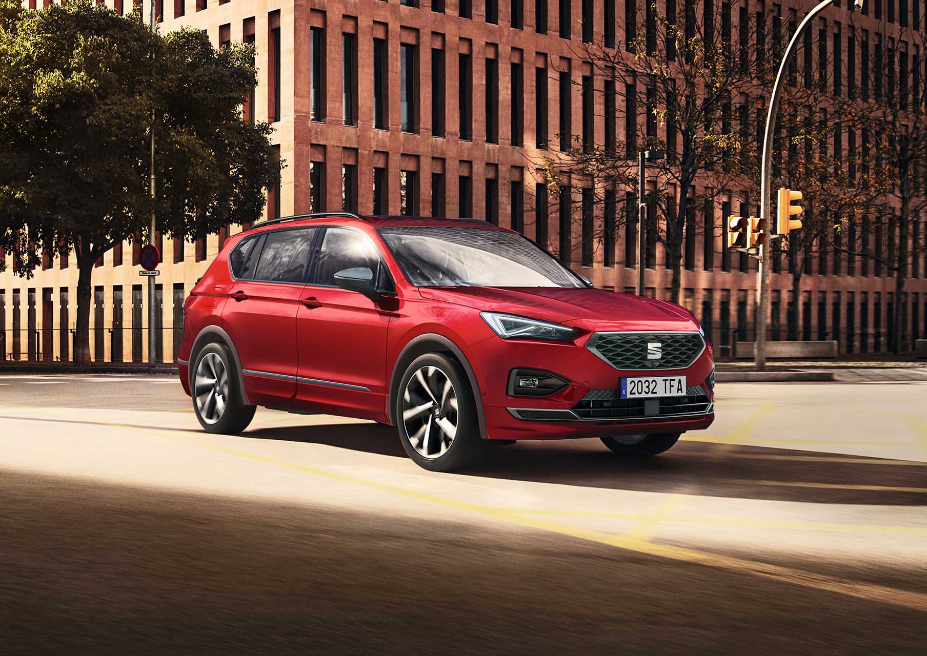 SEAT Tarraco i färgen Red med lättmetallfälgar