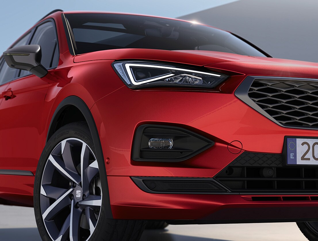 SEAT Tarraco-stötfångare i färgen Red och lättmetallfälgar i Cosmo Grey