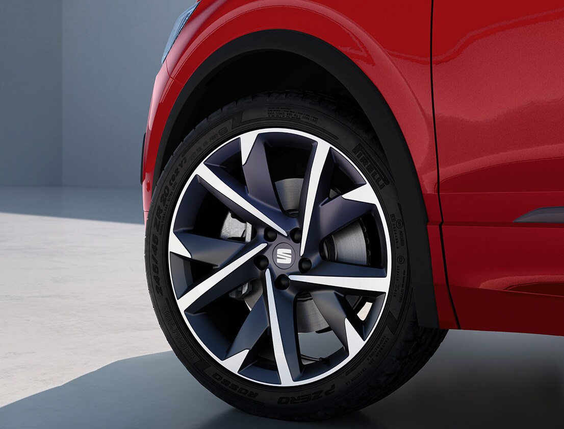 SEAT Tarraco FR i färgen Red med 20-tums lättmetallfälgar i Cosmo Grey  