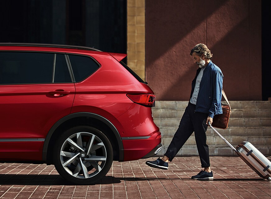 Bagageutrymmesdetaljer i SEAT Tarraco med lättmetallfälgar
