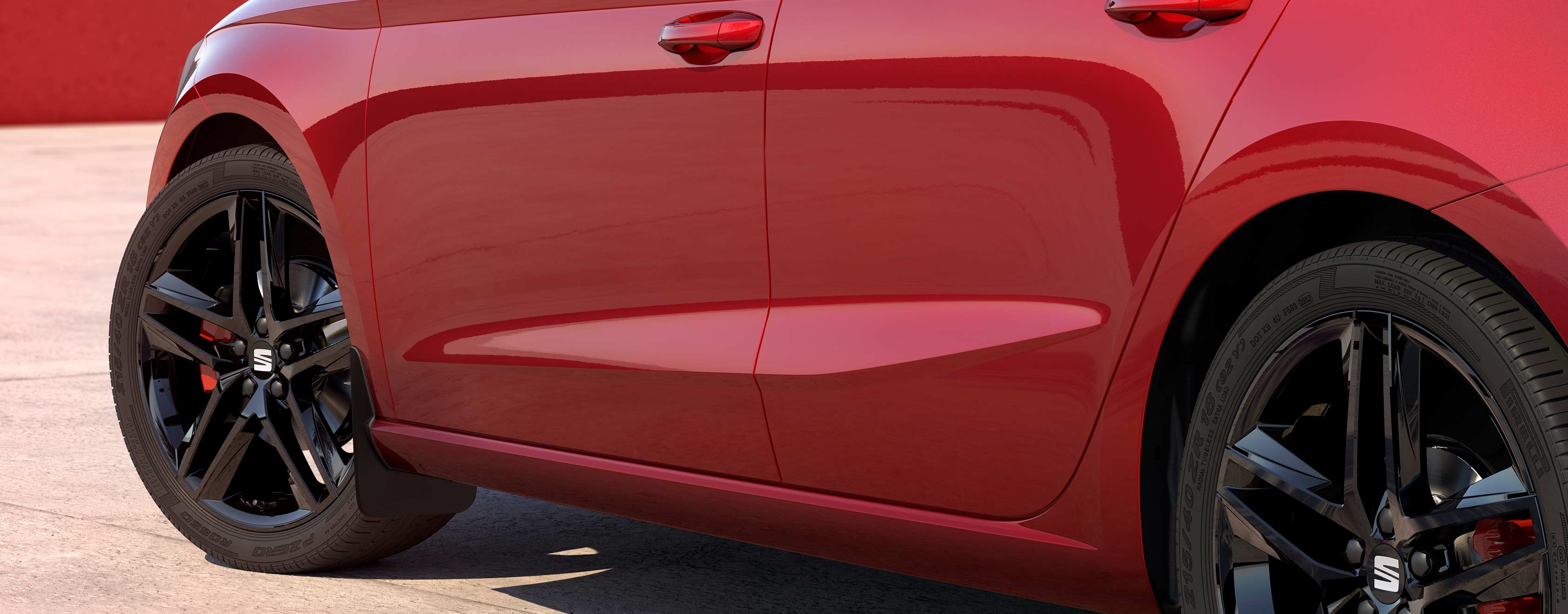 SEAT Ibiza i färgen desire red med stänkskydd fram och bak