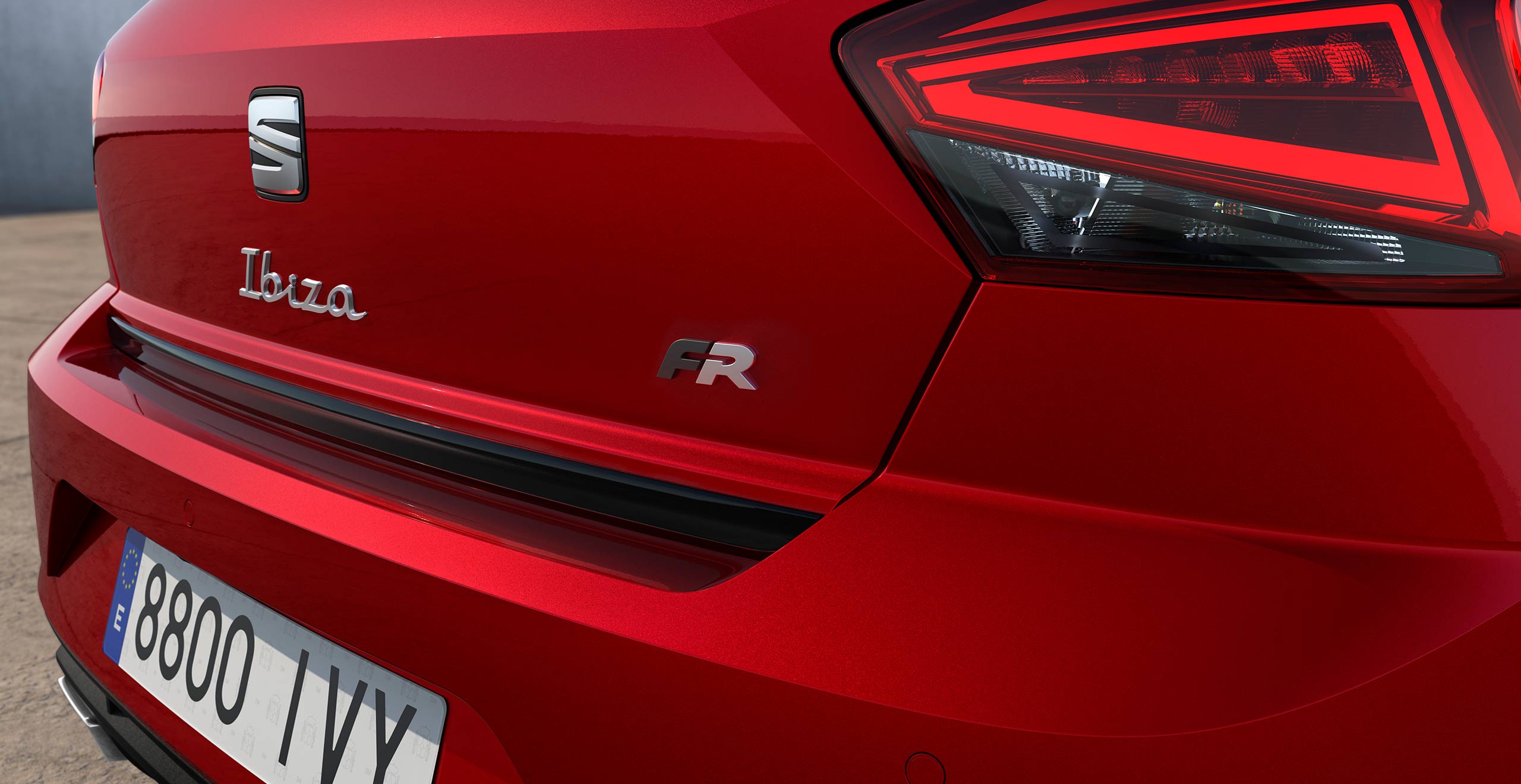 SEAT Ibiza i färgen desire red med bakre stötfångare 