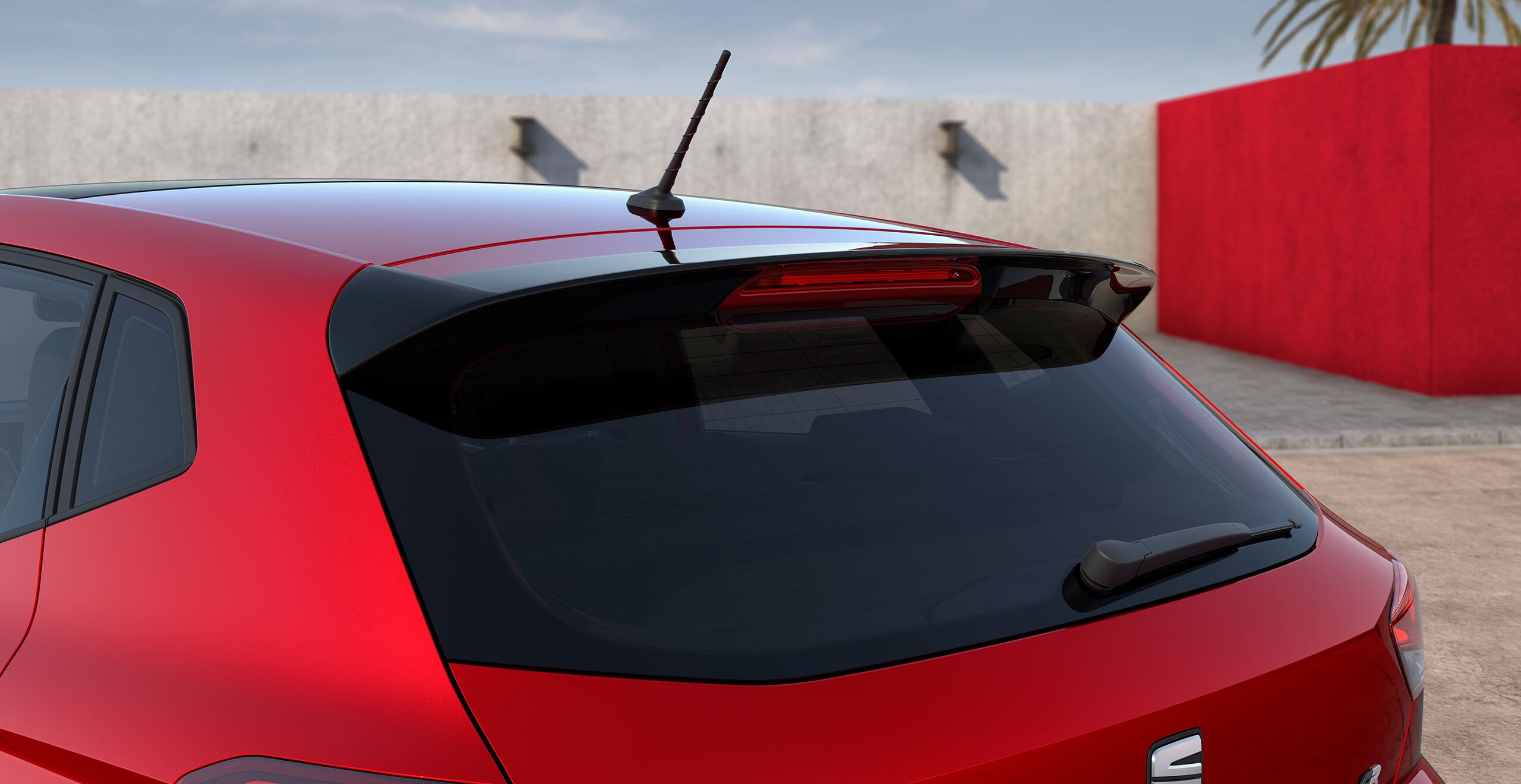 SEAT Ibiza i färgen desire red med bakspoiler