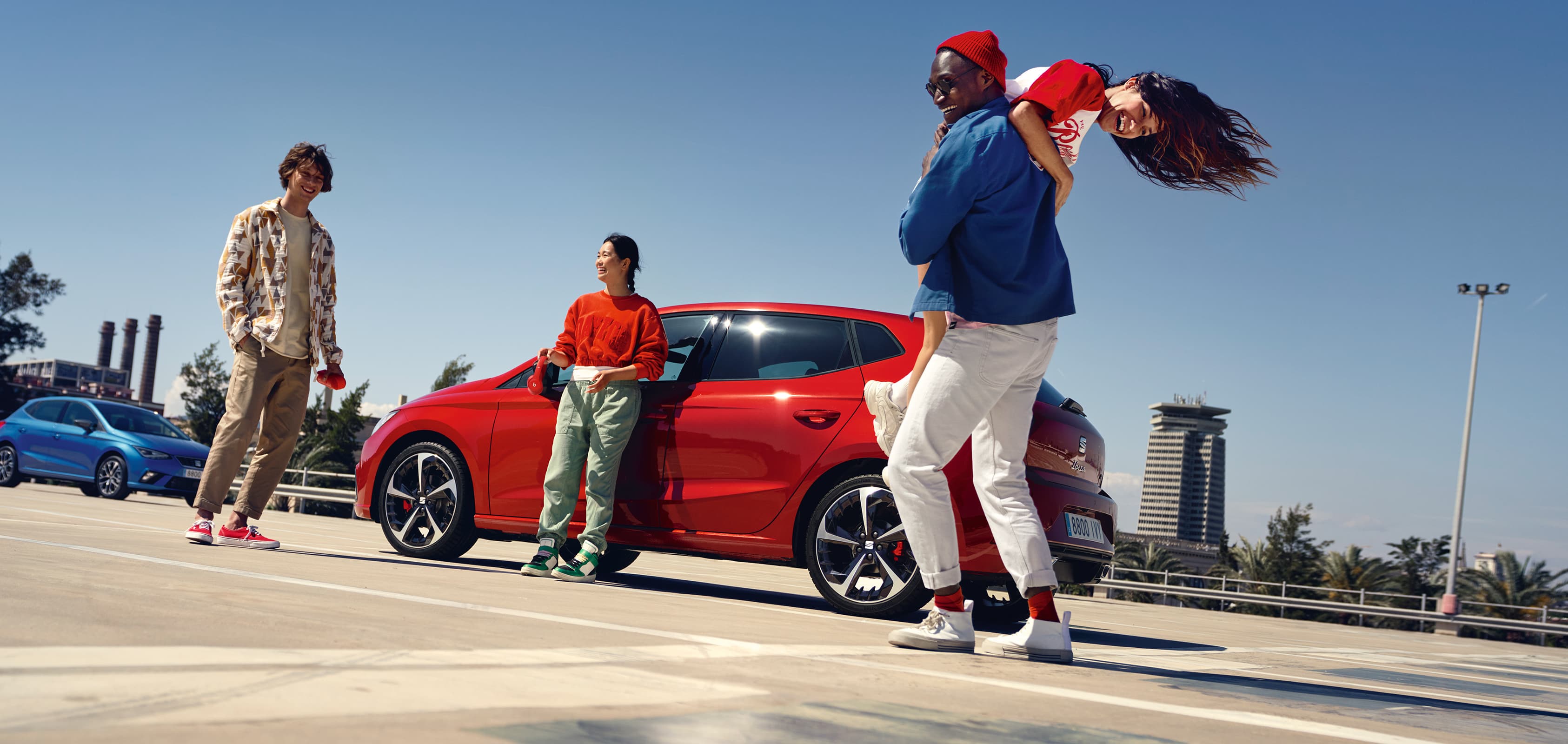 SEAT Ibiza i färgen desire red med lättmetallfälgar