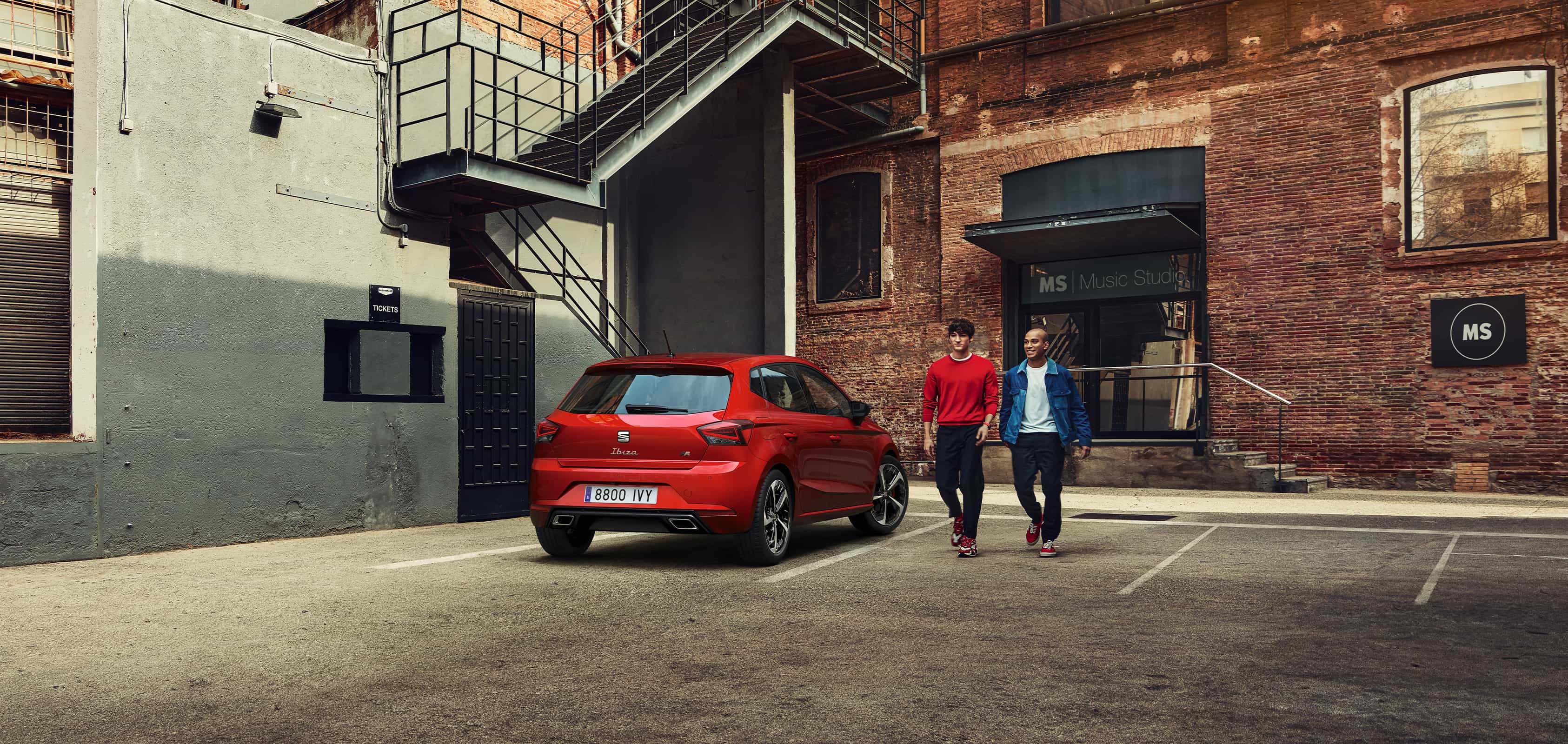 SEAT Ibiza i färgen desire red, sedd bakifrån