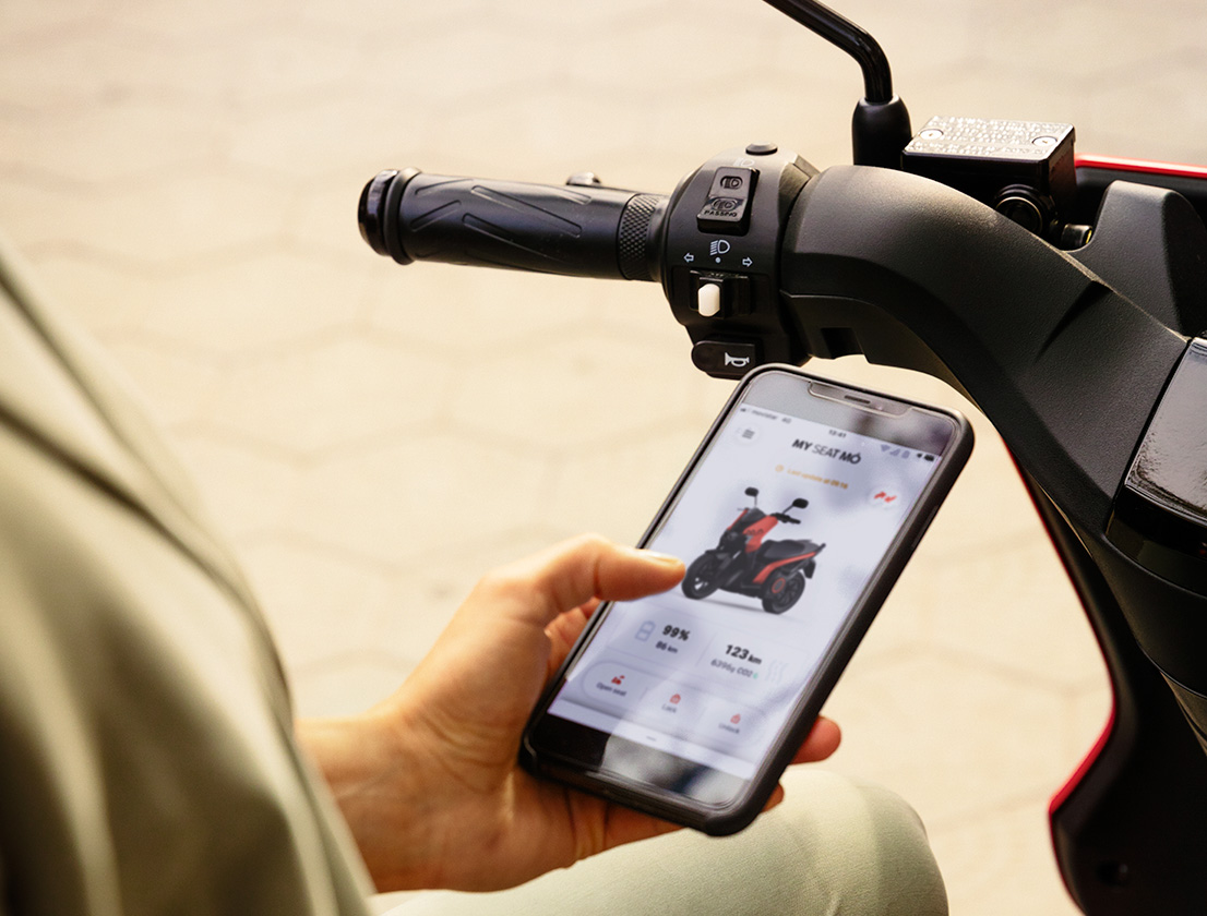 SEAT MÓ 125 elscooter med nyckellös uppkoppling via en smartphone-app
