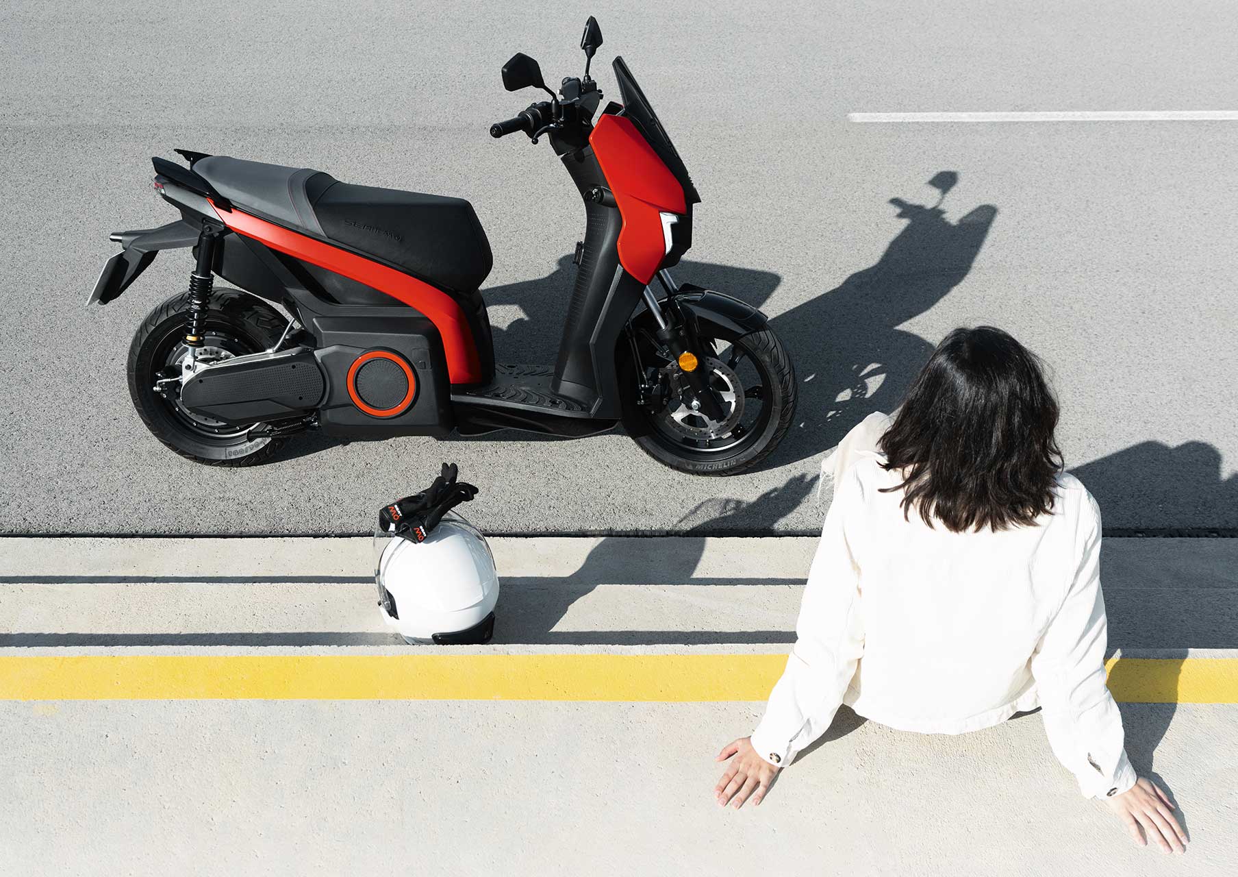 group preparing to ride their SEAT MÓ 125 electric scooters