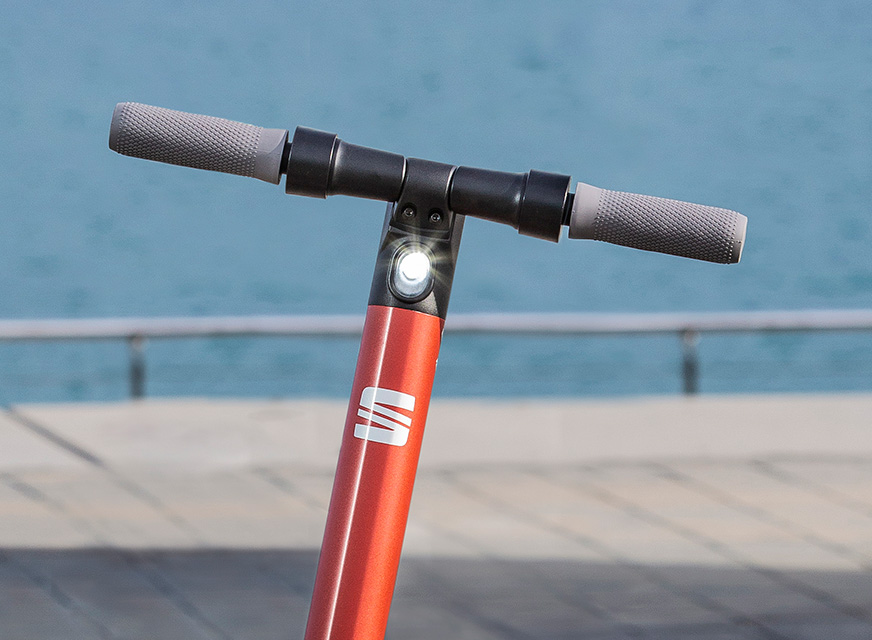 SEAT MÓ 25 electric scooter handlebar with enhanced grip and shock absorbers