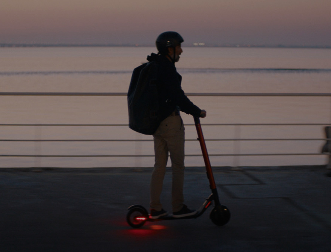 Person som kör SEAT MÓ 25 elscootern med LED-lampor med lång livslängd 
