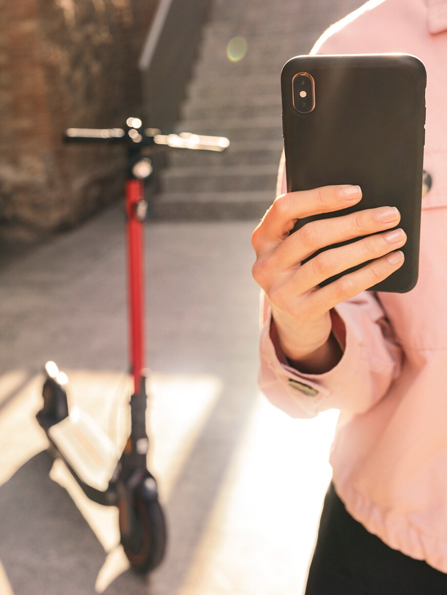 den som ansluter sin SEAT MÓ 25 elscooter till en smartphone-app
