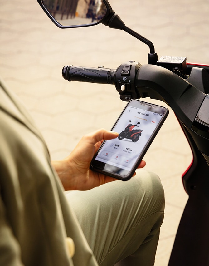 person using keyless entry to start their SEAT MÓ 125 electric scooter