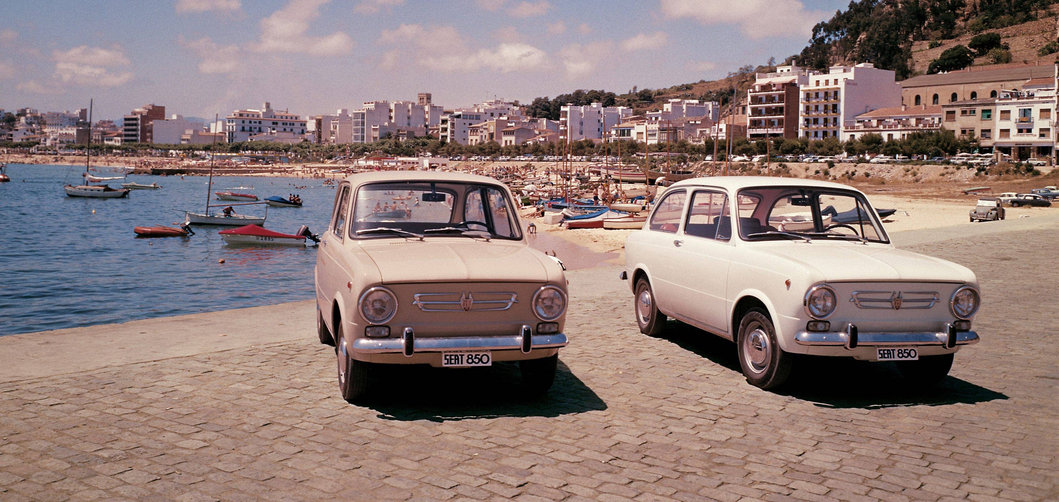 SEAT varumärke historia 1960-talet export - SEAT 850 bilar på standen översiktsbild