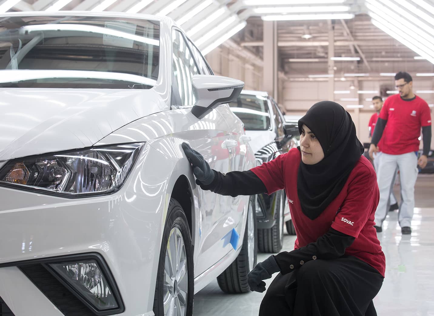 Kvinna på SEAT-fabrik inspekterar framhjulet på ny bil
