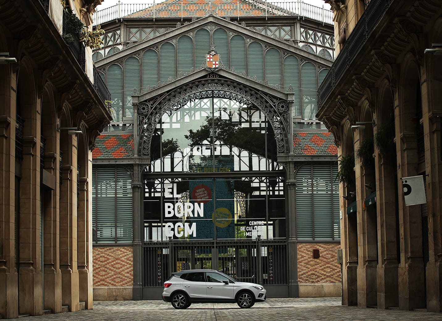 SEAT Arona crossover-SUV framför El Born Centro Cultural i Barcelona – SEAT Human Resources