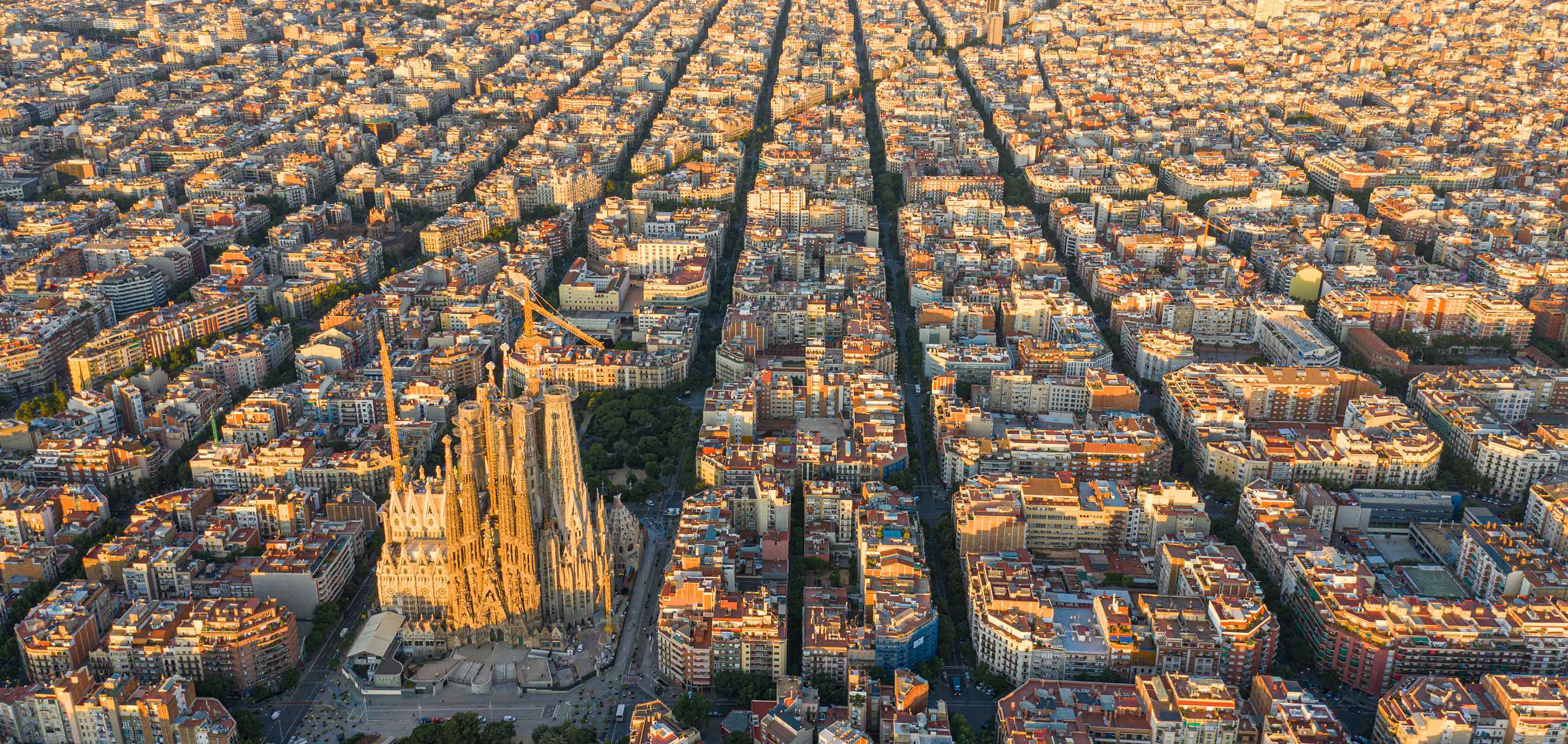 Vy ovanifrån av Barcelona med Eixample-distriktet och Sagrada Familia-katedralen i mitten – SEAT Kreativt boende