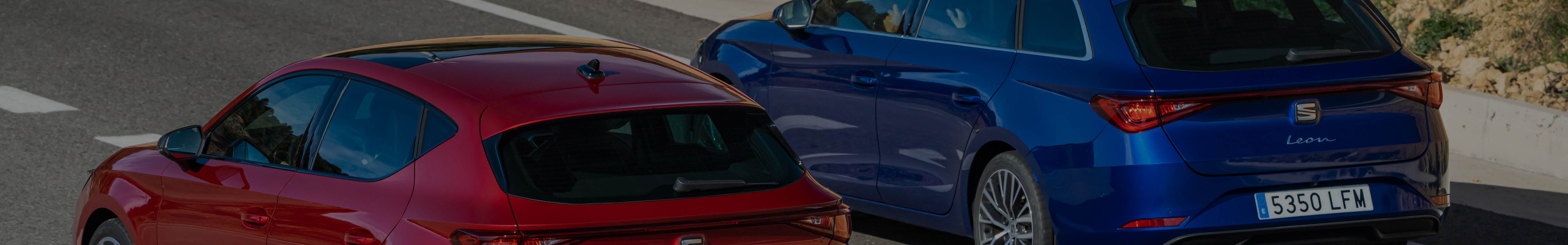 En röd och en blå SEAT Leon 2021 bredvid varandra på motorvägen