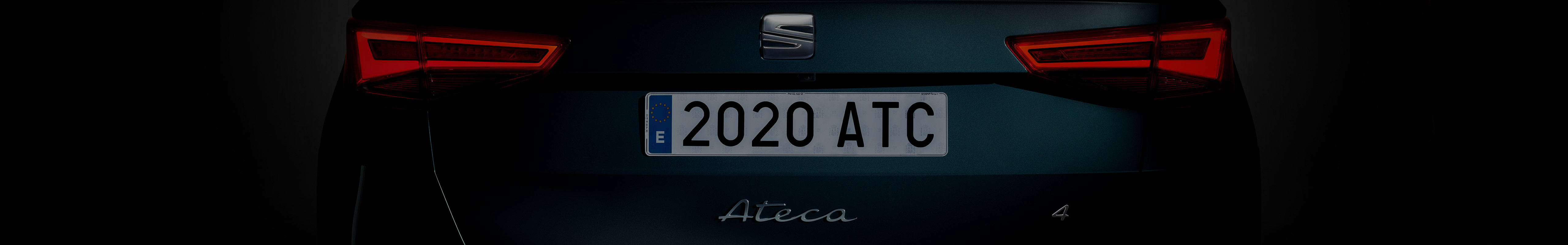 Mörktonad vy av Nya SEAT Ateca SUV 2021 bakifrån