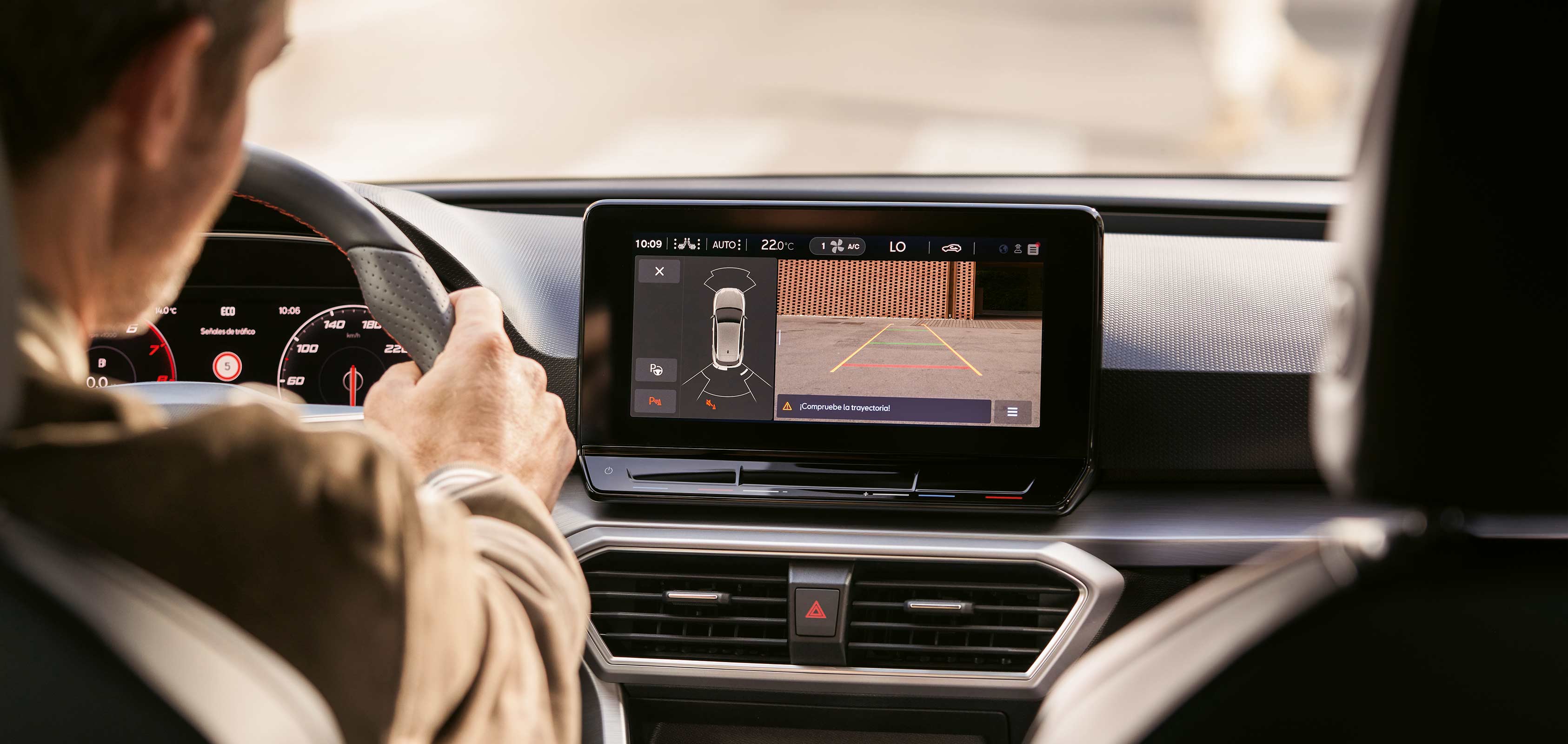 SEAT service och underhåll för nya bilar – kör och trycker på en knapp i navigationssystemet sat nav på instrumentpanelen 