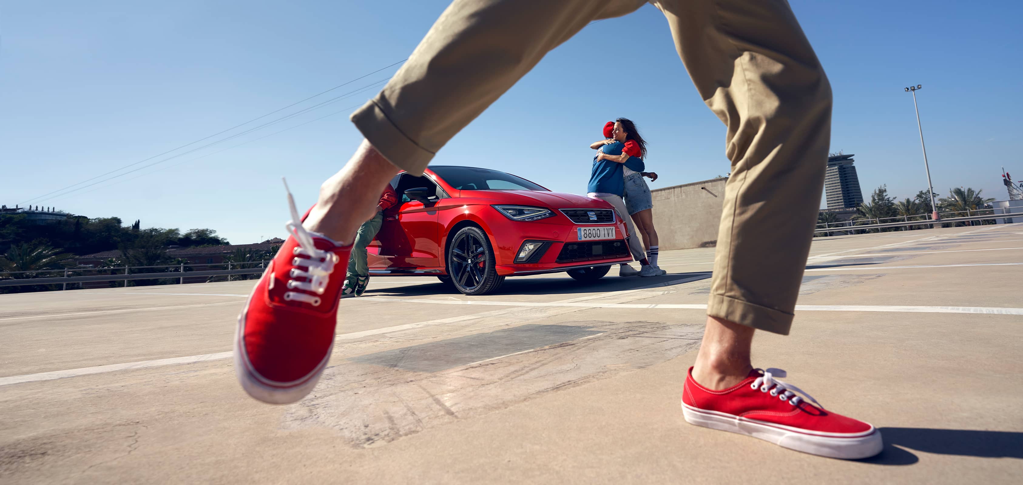 SEAT Ibiza i färgen desire red med lättmetallfälgar