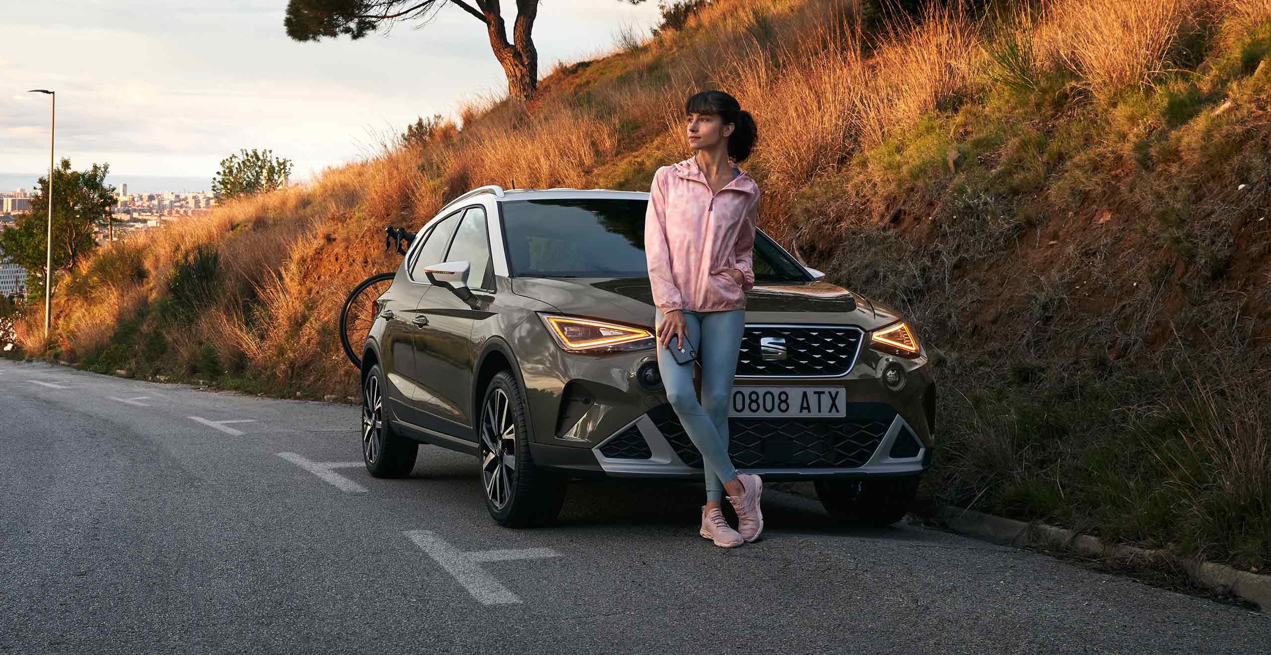 SEAT Arona i färgen dark camouflage med tak i candy white